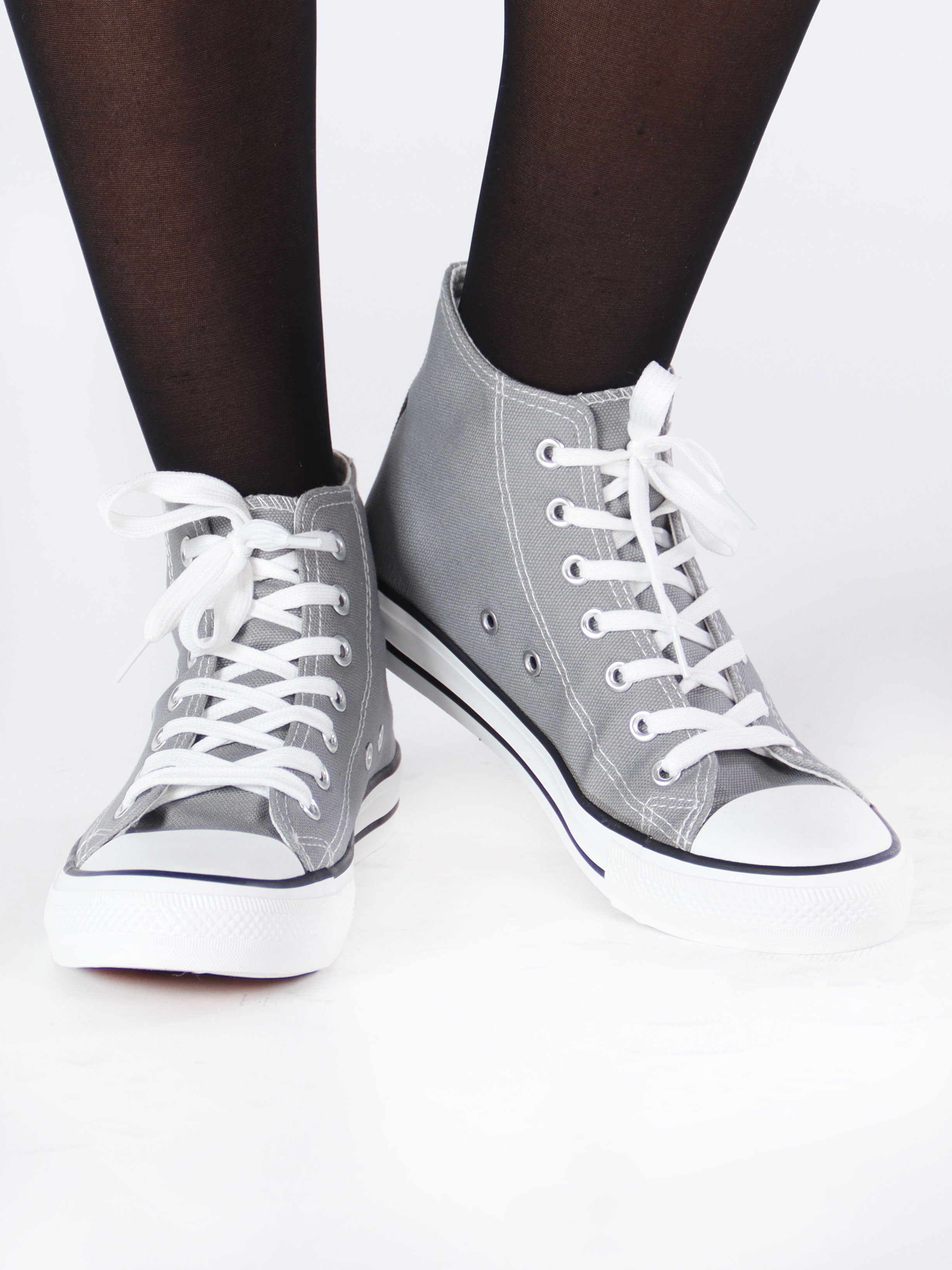 Toka - Armégröna gummiskor med vit sula och snören.